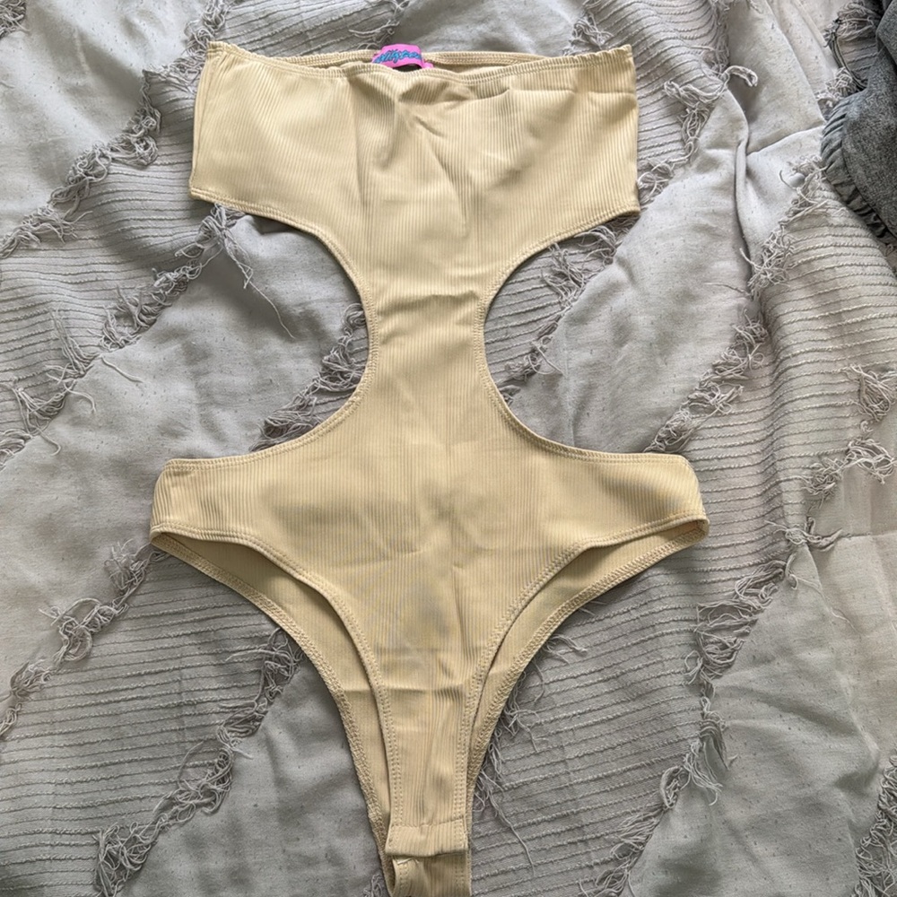 Vivie Ribbed Cut-Out Bodysuit - Picture 4 of 5